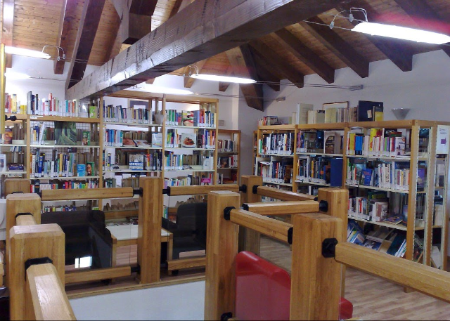 Il caratteristico ambiente della biblioteca comunale